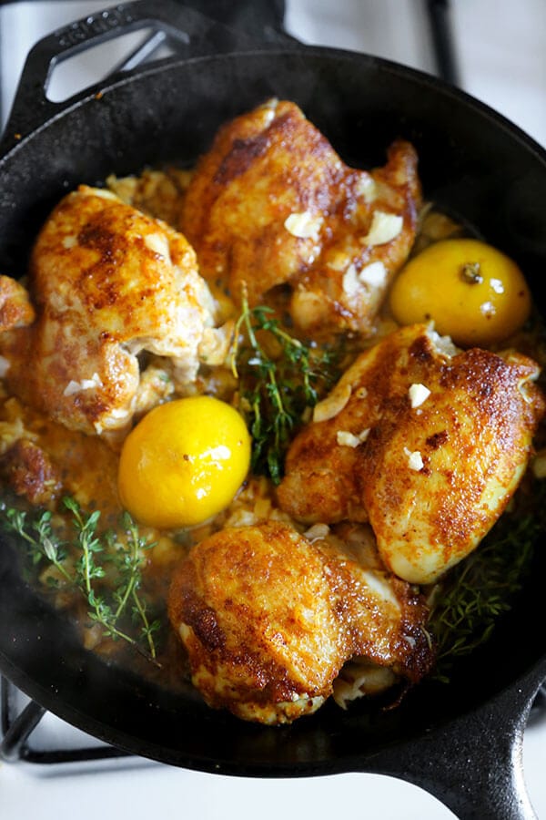 Curried Chicken With Pomegranate - Juicy curried chicken served with fresh basil, pomegranate and loads of pan fried garlic bits. Amazing and so easy! Ready in less than 25 minutes. Recipe, chicken, poultry, curry, dinner, easy meal, pomegranate, lemon | pickledplum.com