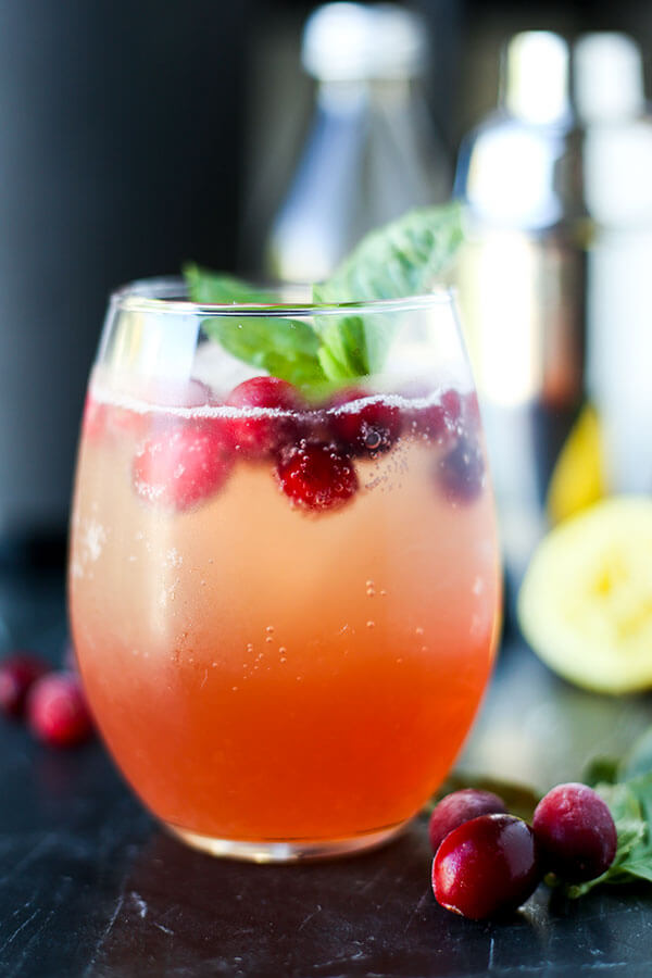 Kentucky Buck - This is the perfect winter/fall holiday fruity cocktail that's both tart and sweet! You can enjoy this Kentucky buck by a roaring fire or serve it for a crowd in a pitcher during Thanksgiving or any day of the year! #whiskey #fruitycocktail #thanksgivingrecipe #libations | pickledplum.com