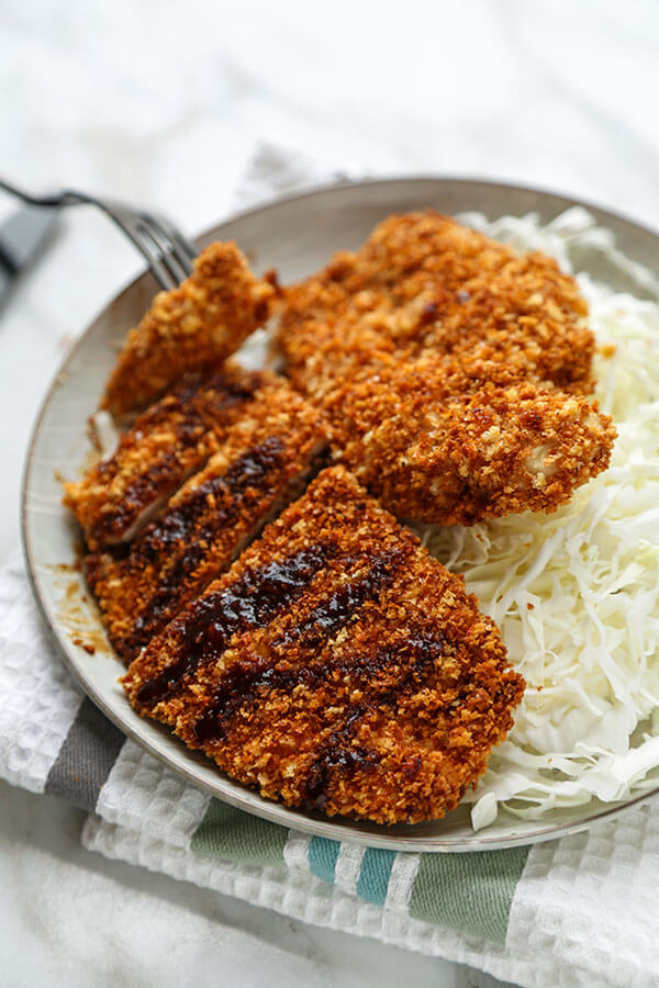 Baked Chicken Katsu - Not only is this baked chicken katsu recipe just as crispy as the deep fried version, it stays crispy even longer! #chickendinner #baked_chicken #japanesefood #kidfriendly #healthyeating #healthyrecipes | pickledplum.com