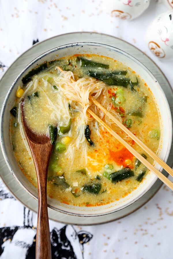 Wakame & Vermicelli Soup - This is a comforting, low caloric wakame and vermicelli soup that's perfect for those looking for healthier snack options! Ready in 10 minutes from start to finish. Recipe, soup, Japanese, healthy, snack, seaweed | pickledplum.com