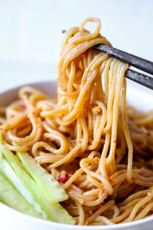 Chilled Sesame Noodles - Delicious eggs noodles tossed in a nutty, spicy and sweet sesame sauce. Ready in 15 minutes from start to finish and so much better than delivery! Recipe, noodles, main, Chinese, egg noodles | pickledplum.com
