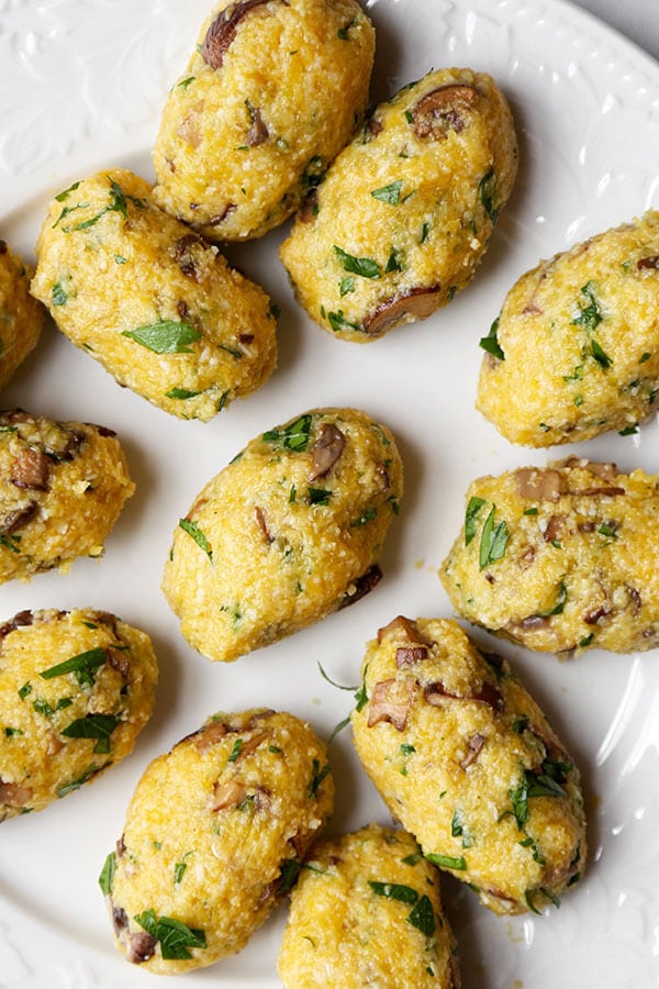 Spaghetti squash and mushroom croquettes with lemon sauce - Moist and tender spaghetti squash and mushroom croquettes served with a lemon sauce for the perfect balance of sweet, salty and acidic! Recipe, snack, appetizer, vegetables, healthy | pickledplum.com