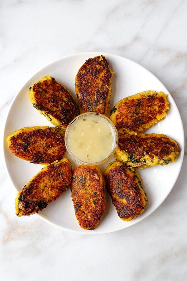 Spaghetti squash and mushroom croquettes with lemon sauce - Moist and tender spaghetti squash and mushroom croquettes served with a lemon sauce for the perfect balance of sweet, salty and acidic! Recipe, snack, appetizer, vegetables, healthy | pickledplum.com