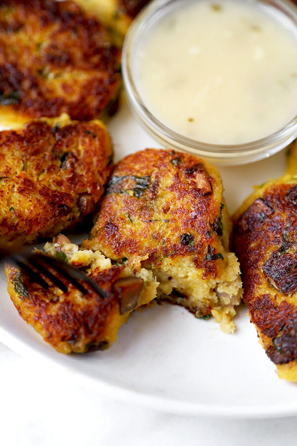 Spaghetti squash and mushroom croquettes with lemon sauce - Moist and tender spaghetti squash and mushroom croquettes served with a lemon sauce for the perfect balance of sweet, salty and acidic! Recipe, snack, appetizer, vegetables, healthy | pickledplum.com