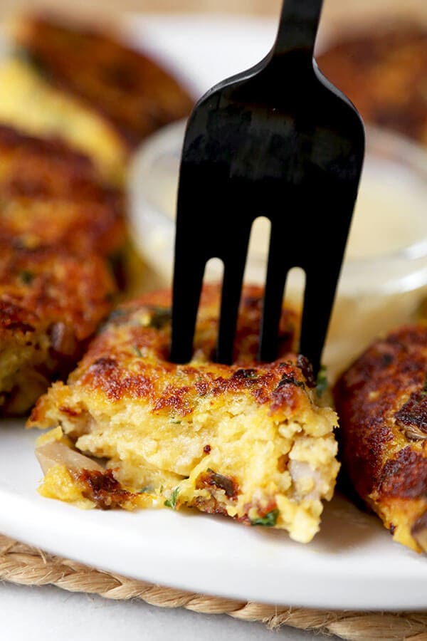 Spaghetti squash and mushroom croquettes with lemon sauce - Moist and tender spaghetti squash and mushroom croquettes served with a lemon sauce for the perfect balance of sweet, salty and acidic! Recipe, snack, appetizer, vegetables, healthy | pickledplum.com