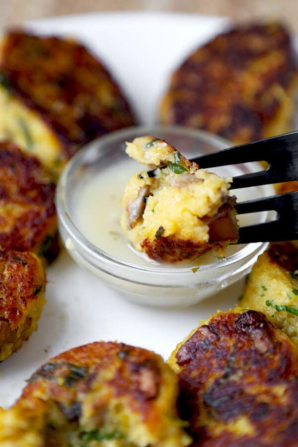 Spaghetti squash and mushroom croquettes with lemon sauce - Moist and tender spaghetti squash and mushroom croquettes served with a lemon sauce for the perfect balance of sweet, salty and acidic! Recipe, snack, appetizer, vegetables, healthy | pickledplum.com