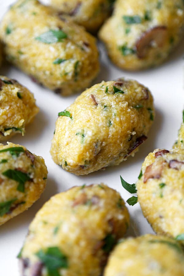 Spaghetti squash and mushroom croquettes with lemon sauce - Moist and tender spaghetti squash and mushroom croquettes served with a lemon sauce for the perfect balance of sweet, salty and acidic! Recipe, snack, appetizer, vegetables, healthy | pickledplum.com