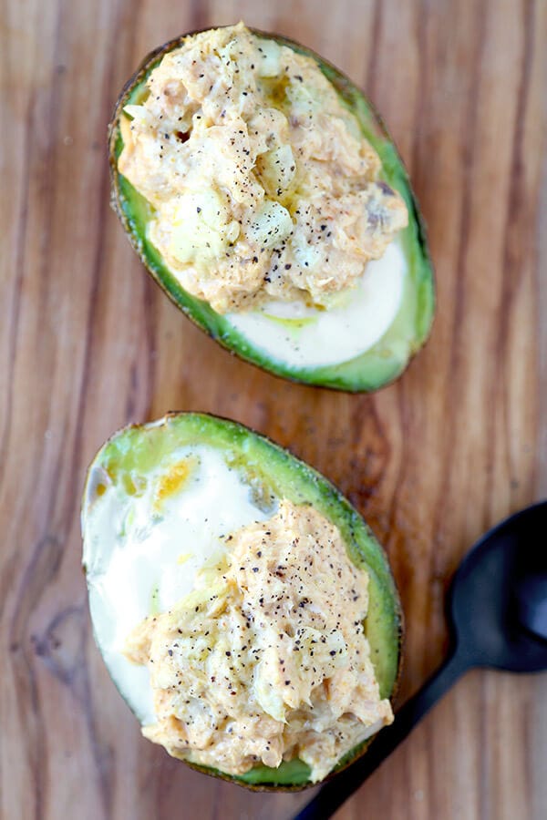 Baked avocado and egg with curried tuna salad - 20 minutes is all it takes to make this baked avocado and egg recipe. It's healthy, filling and delicious! Recipe, snack, gluten free, vegetables, healthy | pickledplum.com