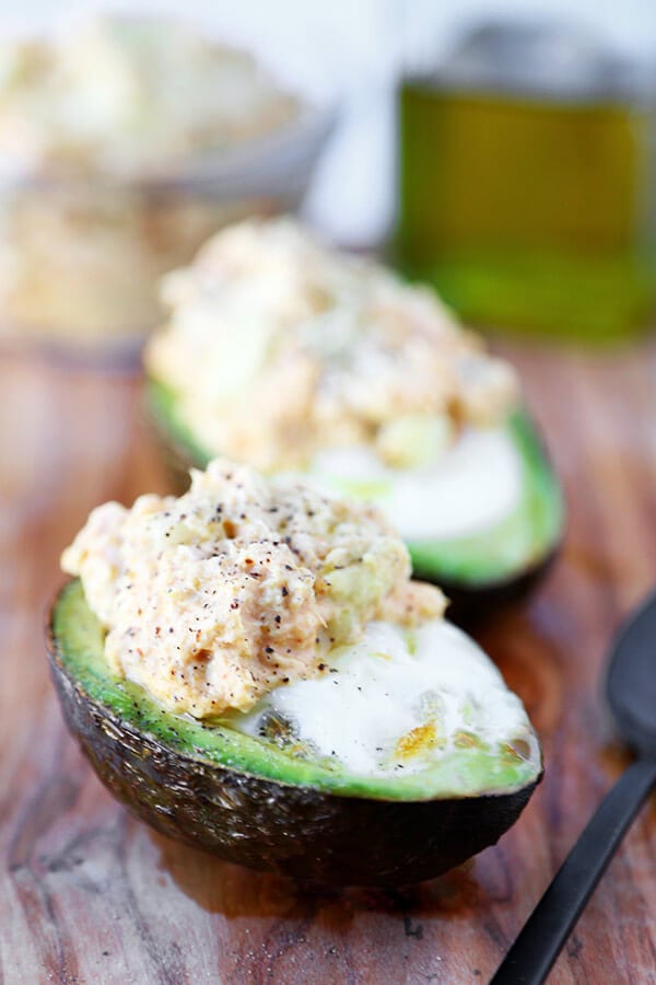 Baked avocado and egg with curried tuna salad - 20 minutes is all it takes to make this baked avocado and egg recipe. It's healthy, filling and delicious! Recipe, snack, gluten free, vegetables, healthy | pickledplum.com