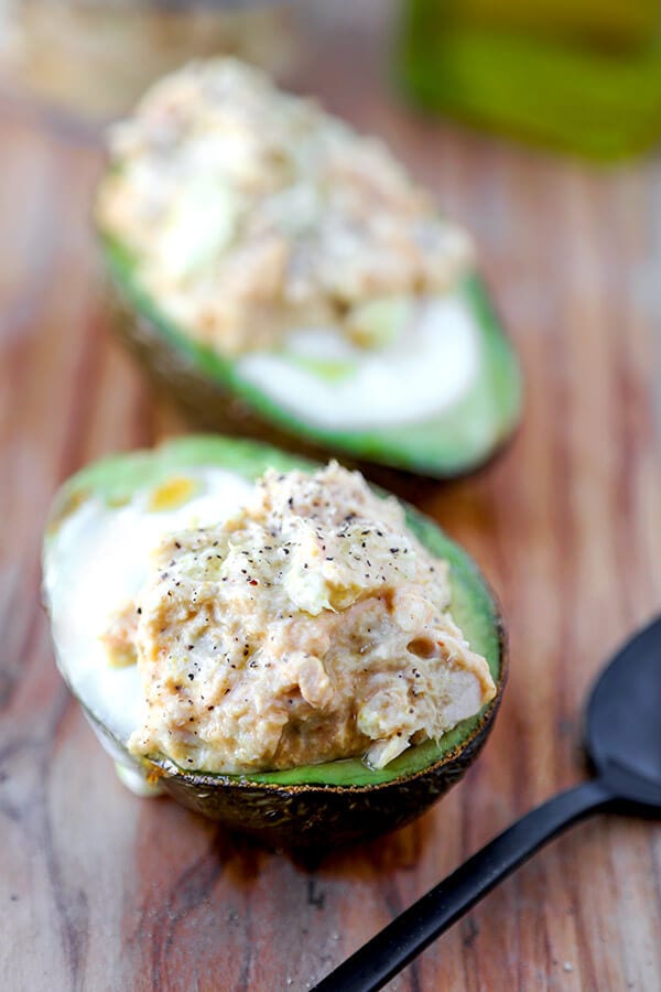 Baked avocado and egg with curried tuna salad - 20 minutes is all it takes to make this baked avocado and egg recipe. It's healthy, filling and delicious! Recipe, snack, gluten free, vegetables, healthy | pickledplum.com