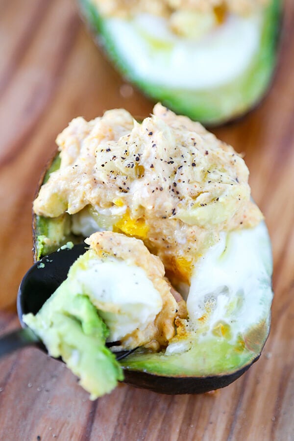 Baked avocado and egg with curried tuna salad - 20 minutes is all it takes to make this baked avocado and egg recipe. It's healthy, filling and delicious! Recipe, snack, gluten free, vegetables, healthy | pickledplum.com