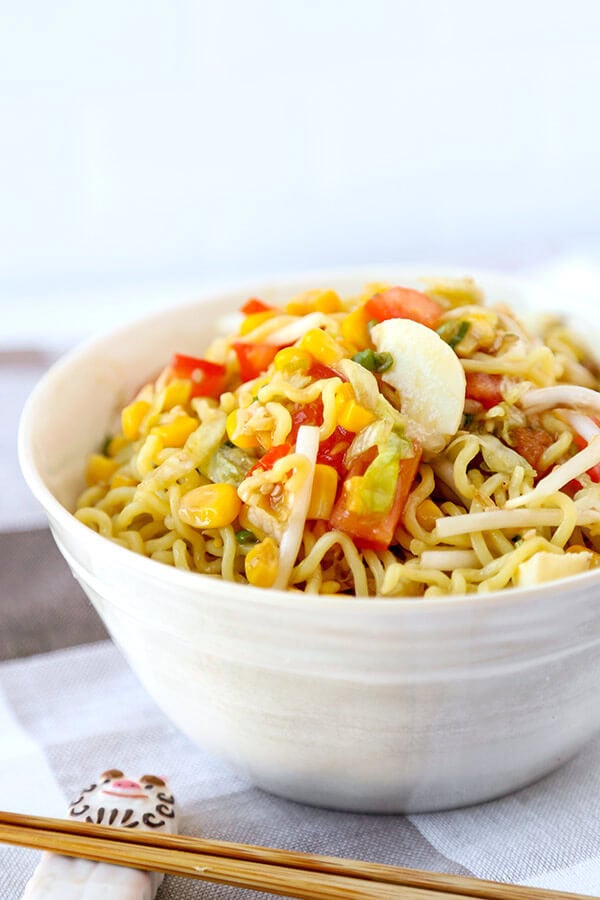 Ramen Noodle Salad - This a quick and delicious chilled ramen noodle salad tossed with fresh tomatoes, corn, lettuce, eggs and bean sprout and dressed in a sweet vinegar and sesame dressing. Recipe, ramen, vegetarian, healthy, salad, noodles, easy dinner recipes | pickledplum.com