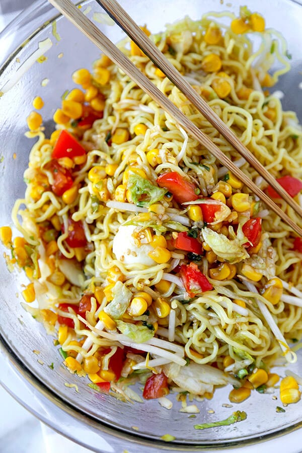 Ramen Noodle Salad - This a quick and delicious chilled ramen noodle salad tossed with fresh tomatoes, corn, lettuce, eggs and bean sprout and dressed in a sweet vinegar and sesame dressing. Recipe, ramen, vegetarian, healthy, salad, noodles, easy dinner recipes | pickledplum.com