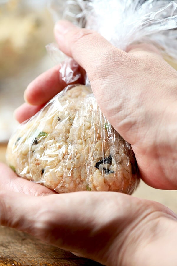 Tuna and Sesame Omusubi - Rice balls are the perfect healthy snack to take to work or for your kids to take to school. They are easy to make, are very nutritious and so delicious! Recipe, Japanese food, rice balls, snack, onigiri | pickledplum.com