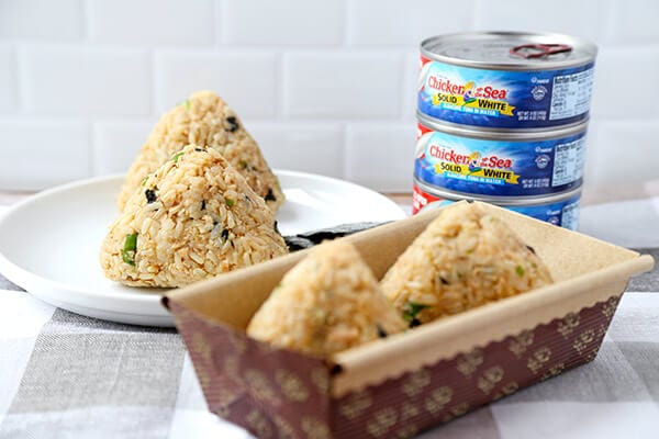 Tuna and Sesame Omusubi - Rice balls are the perfect healthy snack to take to work or for your kids to take to school. They are easy to make, are very nutritious and so delicious! Recipe, Japanese food, rice balls, snack, onigiri | pickledplum.com