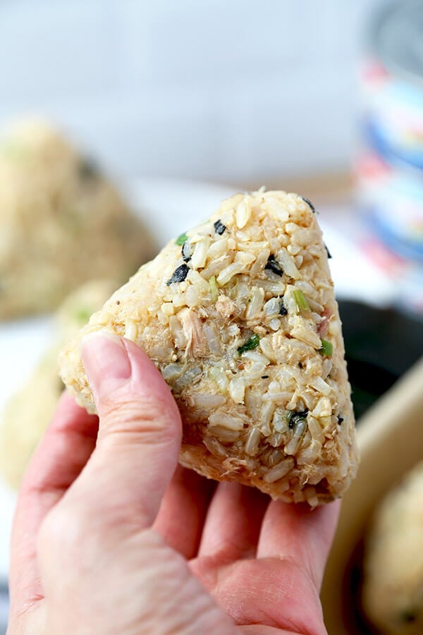 Tuna and Sesame Omusubi - Rice balls are the perfect healthy snack to take to work or for your kids to take to school. They are easy to make, are very nutritious and so delicious! Recipe, Japanese food, rice balls, snack, onigiri | pickledplum.com