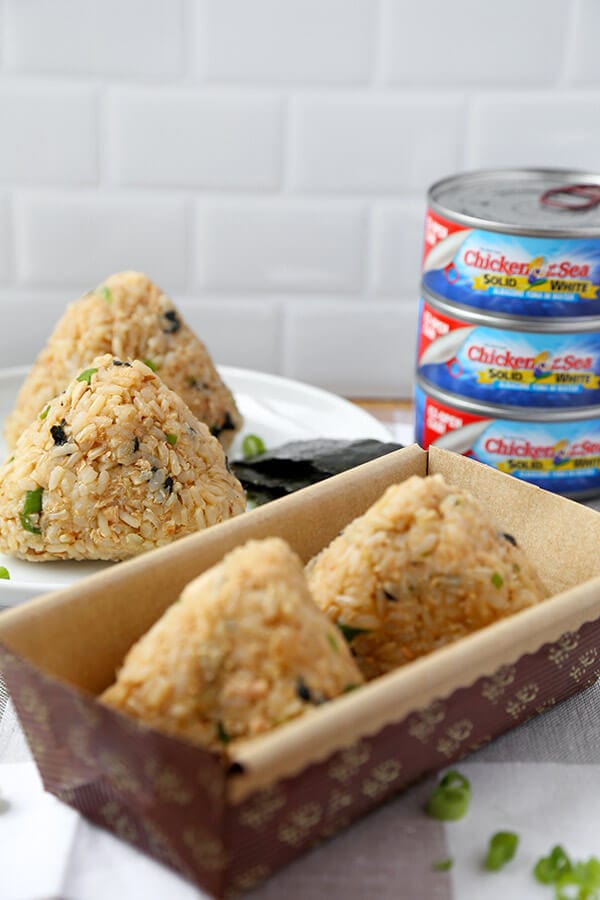 Tuna and Sesame Omusubi - Rice balls are the perfect healthy snack to take to work or for your kids to take to school. They are easy to make, are very nutritious and so delicious! Recipe, Japanese food, rice balls, snack, onigiri | pickledplum.com