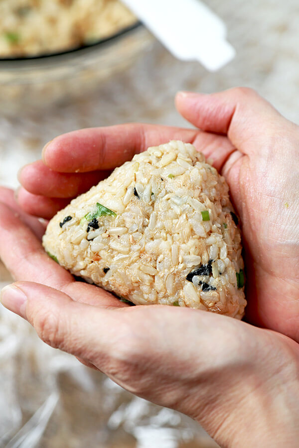 Tuna and Sesame Omusubi - Rice balls are the perfect healthy snack to take to work or for your kids to take to school. They are easy to make, are very nutritious and so delicious! Recipe, Japanese food, rice balls, snack, onigiri | pickledplum.com