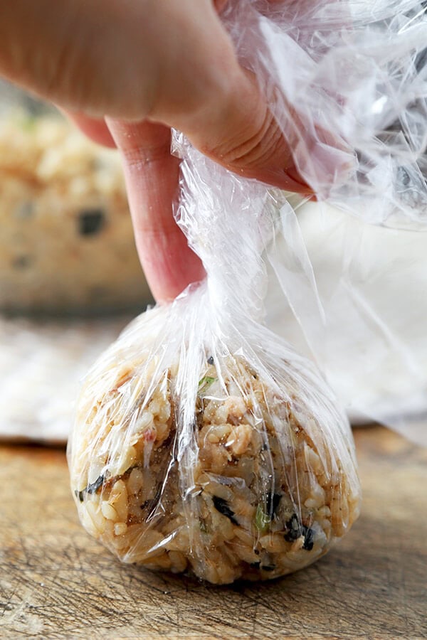 Tuna and Sesame Omusubi - Rice balls are the perfect healthy snack to take to work or for your kids to take to school. They are easy to make, are very nutritious and so delicious! Recipe, Japanese food, rice balls, snack, onigiri | pickledplum.com