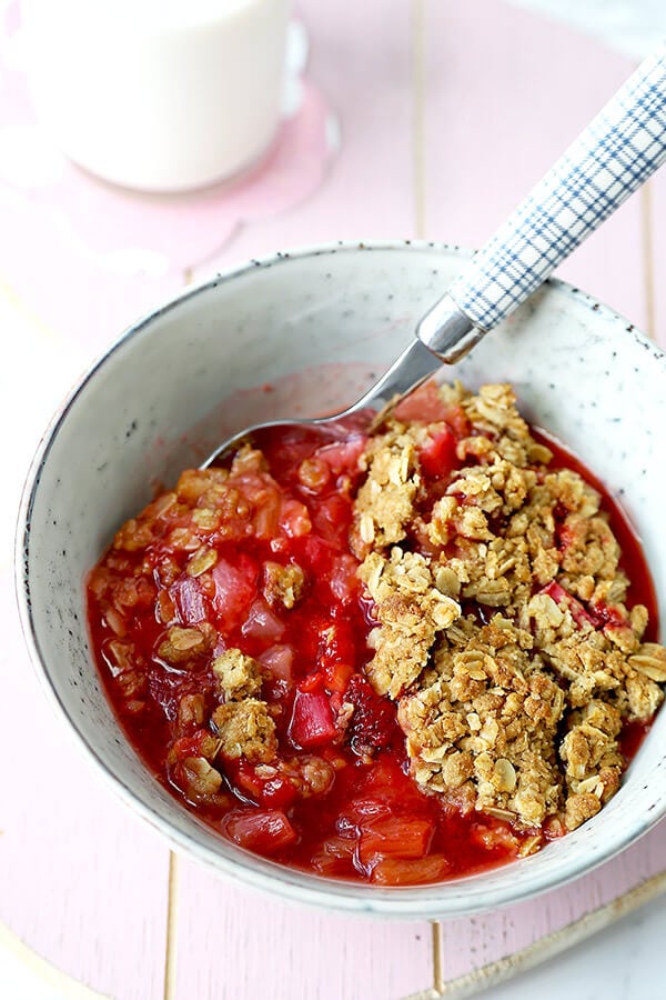 Strawberry and Rhubarb Crisp - A strawberry and rhubarb crisp that's both sweet and tart and topped with a generous layer of crispy crumble. It's the perfect spring and summer dessert that pairs well with a scoop of vanilla ice cream! Recipe, dessert, fruit, healthy, crumble | pickledplum.com