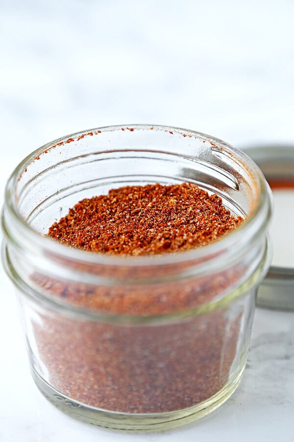 Homemade Fajita Seasoning - Make your own fajita seasoning in less than 5 minutes, using 7 spices that are most likely in your pantry! It's cheaper, healthier (no additives) and just as tasty! homemade seasoning, Mexican food recipe, fajita recipe, dry rub, fajita chicken | pickledplum.com