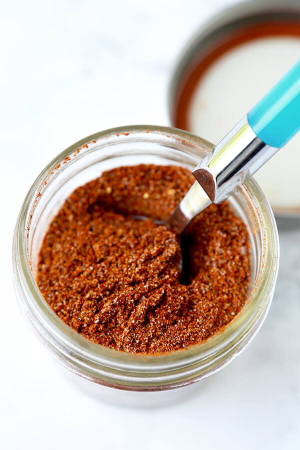 Homemade Fajita Seasoning - Make your own fajita seasoning in less than 5 minutes, using 7 spices that are most likely in your pantry! It's cheaper, healthier (no additives) and just as tasty! homemade seasoning, Mexican food recipe, fajita recipe, dry rub, fajita chicken | pickledplum.com