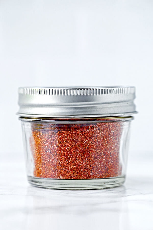 Homemade Fajita Seasoning - Make your own fajita seasoning in less than 5 minutes, using 7 spices that are most likely in your pantry! It's cheaper, healthier (no additives) and just as tasty! homemade seasoning, Mexican food recipe, fajita recipe, dry rub, fajita chicken | pickledplum.com