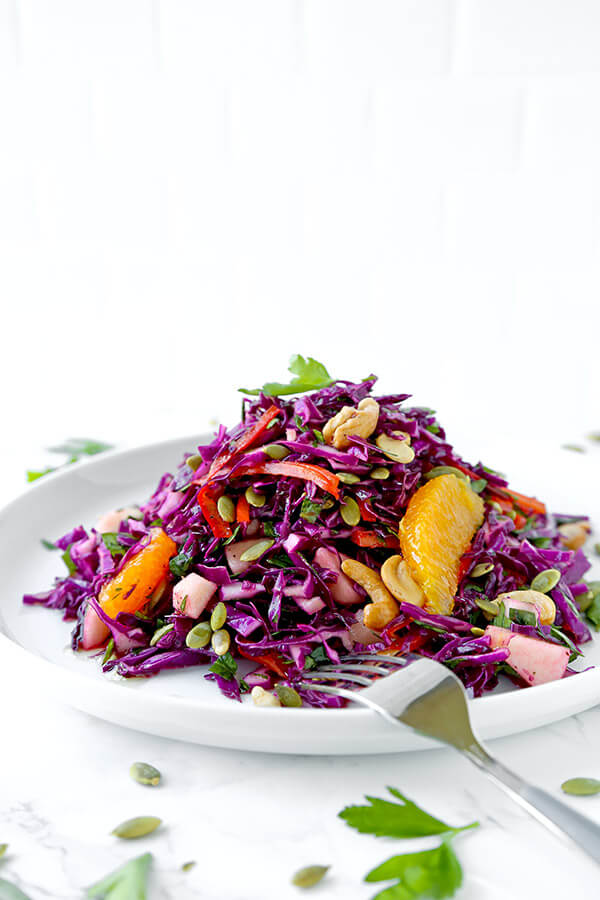 Detox red cabbage slaw - Make yourself a sunny and breezy detox red cabbage slaw for dinner tonight. This beach body friendly salad will keep you slim and healthy all summer long! healthy cabbage salad, coleslaw, detox recipes, healthy salad recipes, gluten free recipes, vegan | pickledplum.com