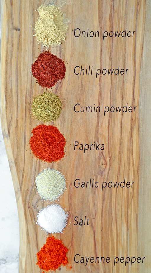 Homemade Fajita Seasoning - Make your own fajita seasoning in less than 5 minutes, using 7 spices that are most likely in your pantry! It's cheaper, healthier (no additives) and just as tasty! homemade seasoning, Mexican food recipe, fajita recipe, dry rub, fajita chicken | pickledplum.com