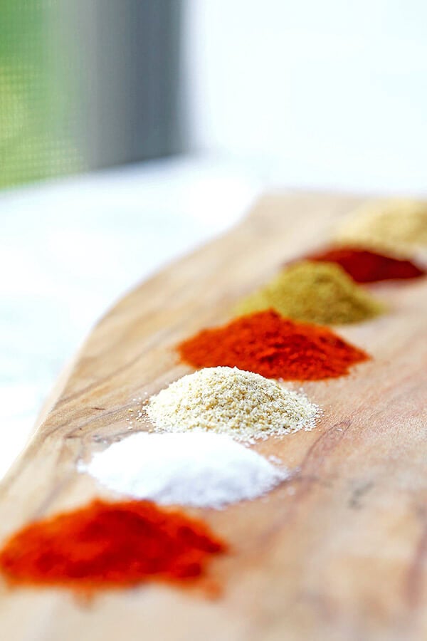 Homemade Fajita Seasoning - Make your own fajita seasoning in less than 5 minutes, using 7 spices that are most likely in your pantry! It's cheaper, healthier (no additives) and just as tasty! homemade seasoning, Mexican food recipe, fajita recipe, dry rub, fajita chicken | pickledplum.com