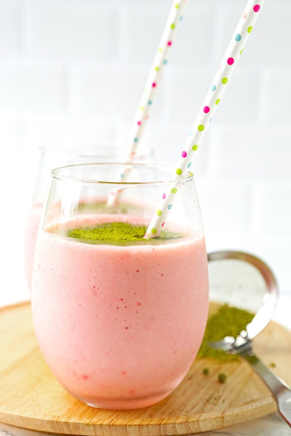 Strawberry banana smoothie - Sweet, fruity and wonderfully refreshing, this strawberry banana smoothie only requires 4 ingredients and 5 minutes of your morning. It's the most delicious way to detox your body this summer! Recipe, smoothie, drink, breakfast, shake | pickledplum.com