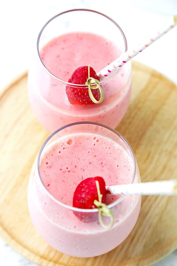 Strawberry banana smoothie - Sweet, fruity and wonderfully refreshing, this strawberry banana smoothie only requires 4 ingredients and 5 minutes of your morning. It's the most delicious way to detox your body this summer! Recipe, smoothie, drink, breakfast, shake | pickledplum.com