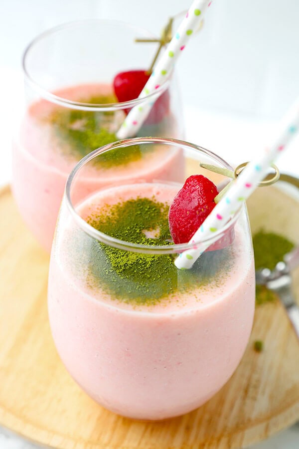 Strawberry banana smoothie - Sweet, fruity and wonderfully refreshing, this strawberry banana smoothie only requires 4 ingredients and 5 minutes of your morning. It's the most delicious way to detox your body this summer! Recipe, smoothie, drink, breakfast, shake | pickledplum.com