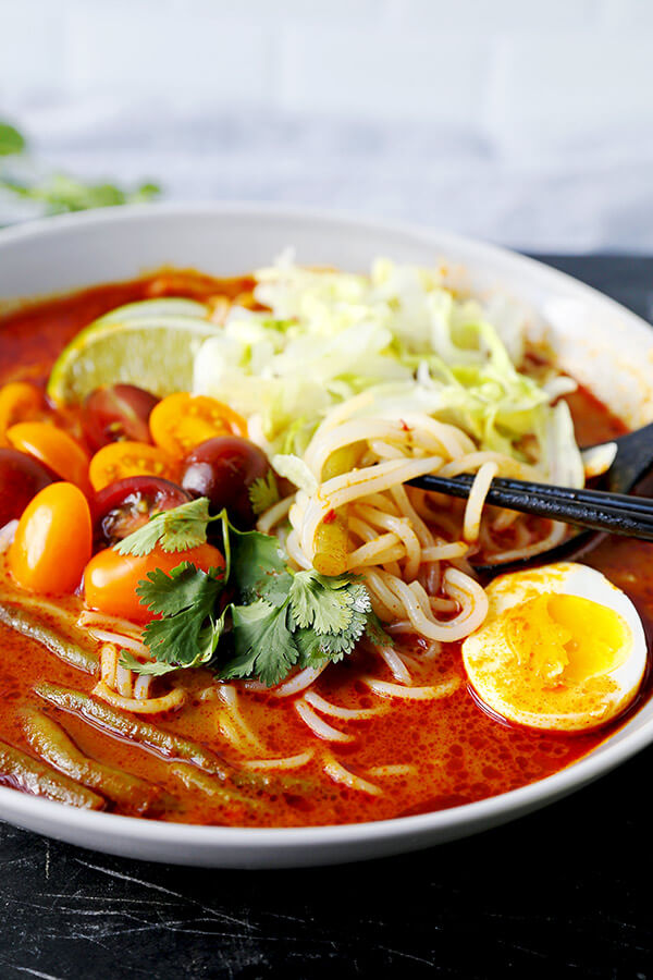 Vegetarian Laksa (Easy recipe!)- If you like spicy and pungent flavors, this vegetarian laksa recipe has your name on it - plus, you won't believe how easy it is to make! Only 10 minutes of prep time is required for a delicious bowl of noodles packed with Southeast Asian flavors. Recipe, Malaysian, Asian, soup, noodle soup | pickledplum.com