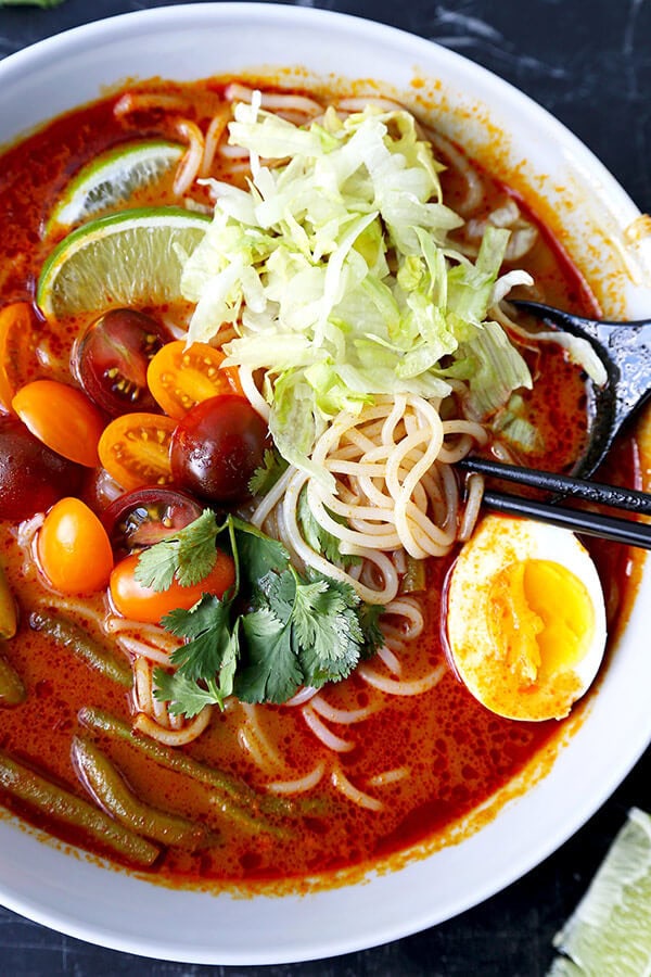 Vegetarian Laksa (Easy recipe!)- If you like spicy and pungent flavors, this vegetarian laksa recipe has your name on it - plus, you won't believe how easy it is to make! Only 10 minutes of prep time is required for a delicious bowl of noodles packed with Southeast Asian flavors. Recipe, Malaysian, Asian, soup, noodle soup | pickledplum.com