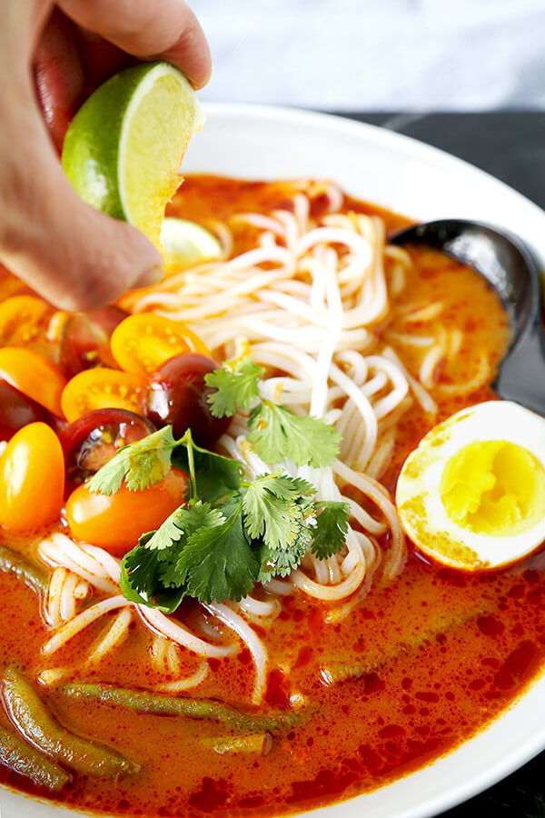 Vegetarian Laksa (Easy recipe!)- If you like spicy and pungent flavors, this vegetarian laksa recipe has your name on it - plus, you won't believe how easy it is to make! Only 10 minutes of prep time is required for a delicious bowl of noodles packed with Southeast Asian flavors. Recipe, Malaysian, Asian, soup, noodle soup | pickledplum.com