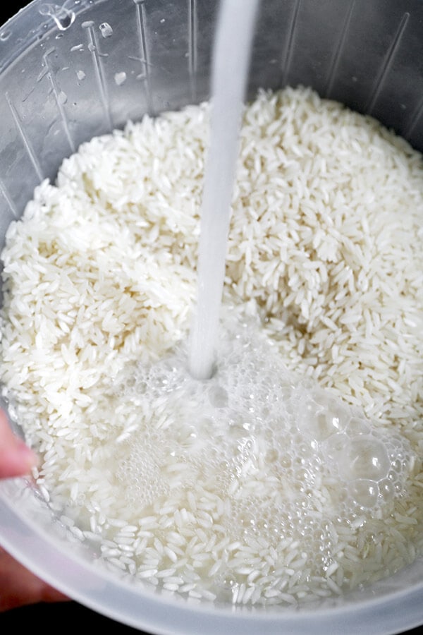how to cook jasmine rice - a quick tutorial to making the fluffiest rice ever! how to, making rice, diy, cooking | pickledplum.com