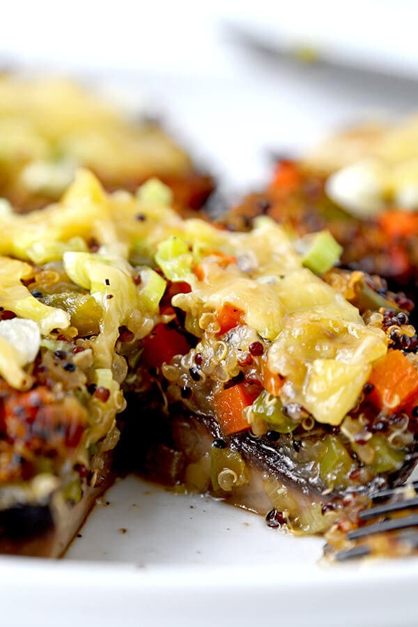 Stuffed Mushrooms with Soy and Sesame Sauce - Lighten up dinner time with these easy and delicious mushrooms stuffed with a blend of quinoa and vegetables and topped with crunchy scallions and melted cheese. Ready in 30 minutes! vegan recipe, vegan stuffed mushrooms, vegetarian dinner, vegan quinoa dinner, healthy vegetarian food | pickledplum.com