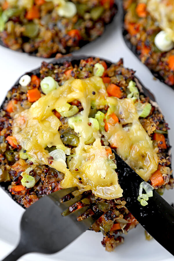 Stuffed Mushrooms with Soy and Sesame Sauce - Lighten up dinner time with these easy and delicious mushrooms stuffed with a blend of quinoa and vegetables and topped with crunchy scallions and melted cheese. Ready in 30 minutes! vegan recipe, vegan stuffed mushrooms, vegetarian dinner, vegan quinoa dinner, healthy vegetarian food | pickledplum.com
