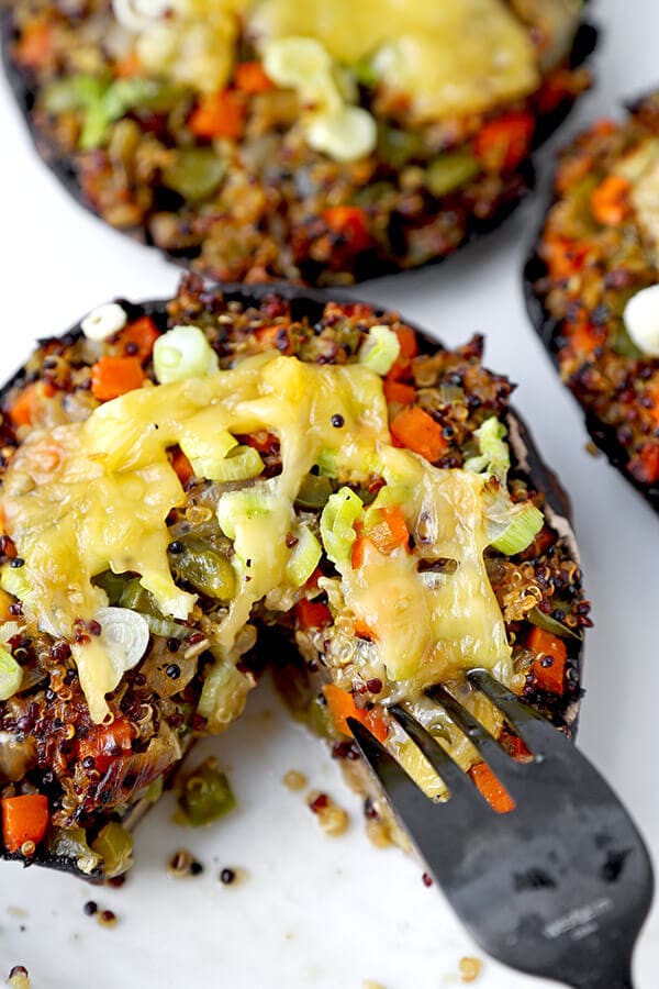 Stuffed Mushrooms with Soy and Sesame Sauce - Lighten up dinner time with these easy and delicious mushrooms stuffed with a blend of quinoa and vegetables and topped with crunchy scallions and melted cheese. Ready in 30 minutes! vegan recipe, vegan stuffed mushrooms, vegetarian dinner, vegan quinoa dinner, healthy vegetarian food | pickledplum.com