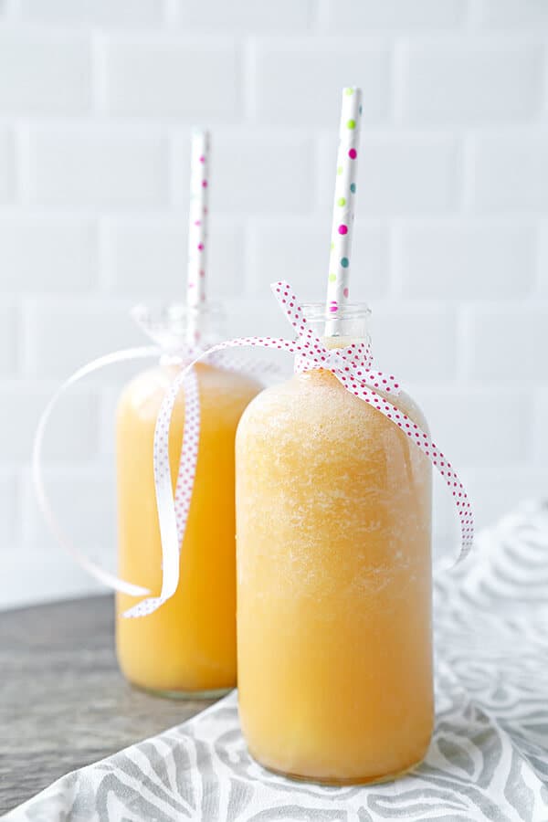 Cantaloupe Smoothie - Start your day the refreshing way with this sweet and silky cantaloupe smoothie. Packed with vitamin A and C, cantaloupe is a wonderful ingredient that benefits the skin! fruit smoothie recipe, healthy smoothie recipe, vegan smoothie recipe, melon smoothie recipe | pickledplum.com