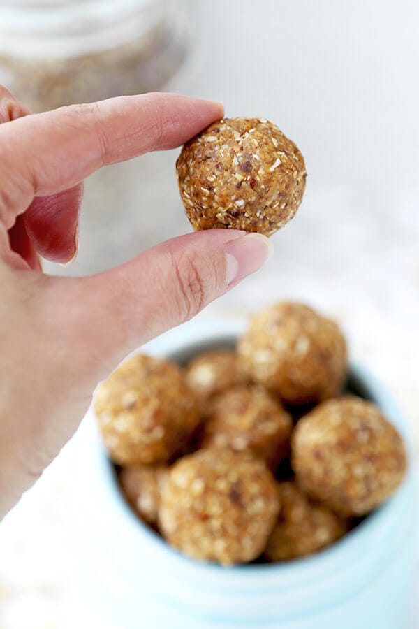 Peanut Butter Protein Balls - These peanut butter protein balls are the perfect mid afternoon pick up snack. No baking is required and only 6 ingredients needed to make these sweet and healthy treats! Plant based recipes, protein balls recipe, healthy vegan snack recipe, healthy peanut butter snack | pickledplum.com