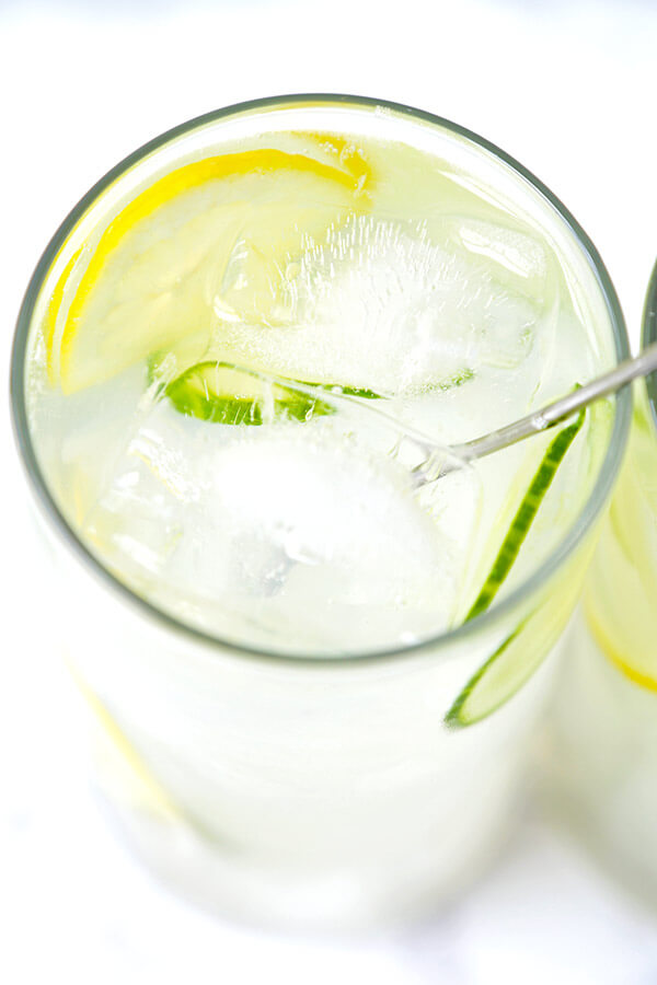Refreshing and cleansing Rooftop Lemonade - the most refreshing cocktail you'll have this summer! healthy cocktail recipe, vodka cocktail, easy cocktails, summer cocktail recipes | pickledplum.com #ad_21+