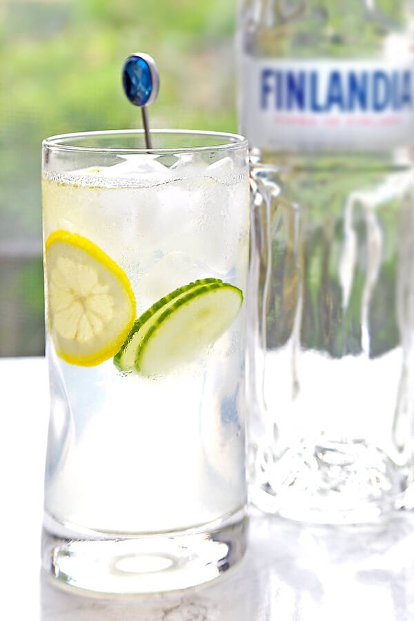 Refreshing and cleansing Rooftop Lemonade - the most refreshing cocktail you'll have this summer! healthy cocktail recipe, vodka cocktail, easy cocktails, summer cocktail recipes | pickledplum.com #ad_21+