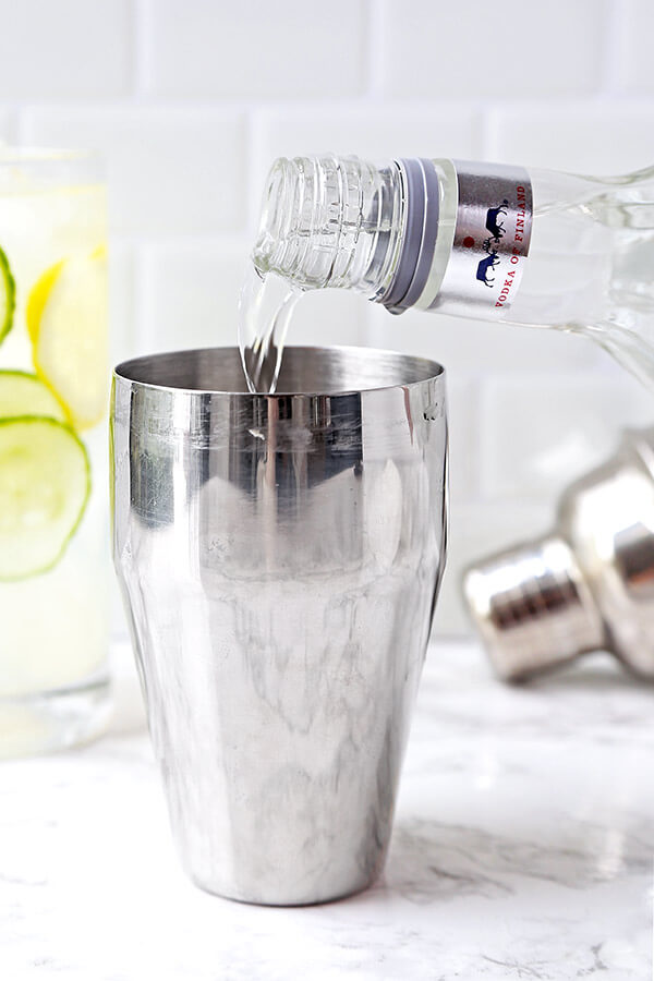 Refreshing and cleansing Rooftop Lemonade - the most refreshing cocktail you'll have this summer! healthy cocktail recipe, vodka cocktail, easy cocktails, summer cocktail recipes | pickledplum.com #ad_21+