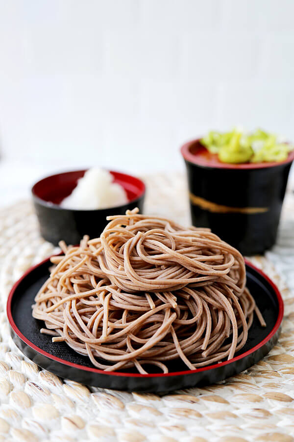 Zaru Soba - Zaru soba is Japan's favorite summer meal. It's light, healthy and so delicious you won't be able to stop slurping! Keep a jar of mentsuyu dipping sauce in your fridge and make yourself chilled buckwheat noodles all summer long in less than 10 minutes! Healthy Japanese recipes, healthy noodle recipes, Asian dinner recipes, soba noodles | pickledplum.com