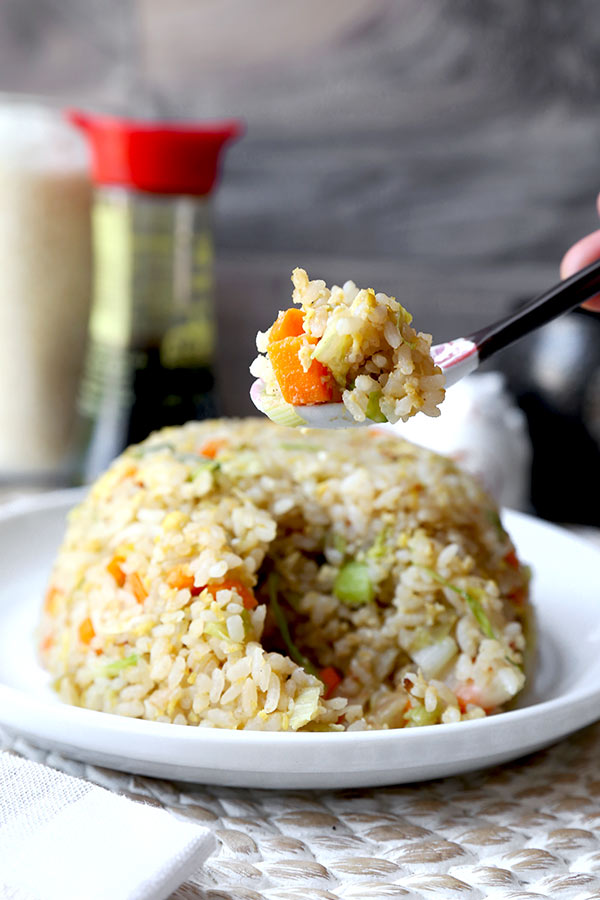 Japanese Fried Rice - No Teppanyaki grill top needed to whip up this simple and savory Japanese Fried Rice recipe. Easy to make and ready in 18 minutes from start to finish! fried rice recipes, easy rice dinner recipes, Japanese food, vegetable fried rice, Asian dinner recipes | pickledplum.com