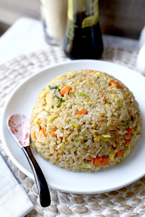 Japanese Fried Rice - yakimeshi- No Teppanyaki grill top needed to whip up this simple and savory Japanese Fried Rice recipe. Easy to make and ready in 18 minutes from start to finish! fried rice recipes, easy rice dinner recipes, Japanese food, vegetable fried rice, Asian dinner recipes | pickledplum.com