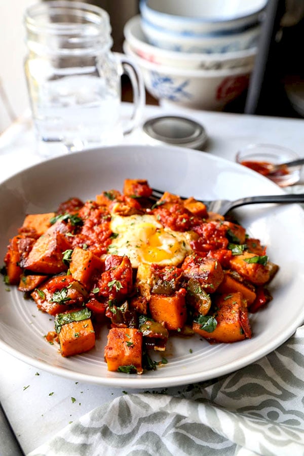 Harissa Sweet Potato Hash - Turn brunch into a healthy and spicy affair with this delicious Harissa Sweet Potato Hash Recipe. Sweet potato breakfast casserole, easy sweet potato recipe, brunch recipe ideas, healthy egg breakfast, gluten free breakfast recipe | pickledplum.com