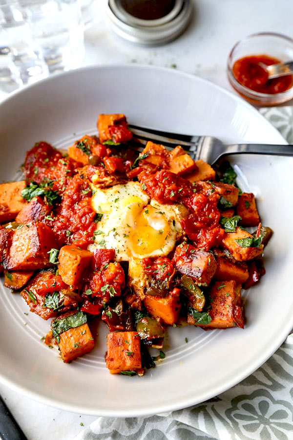 Harissa Sweet Potato Hash - Turn brunch into a healthy and spicy affair with this delicious Harissa Sweet Potato Hash Recipe. Sweet potato breakfast casserole, easy sweet potato recipe, brunch recipe ideas, healthy egg breakfast, gluten free breakfast recipe | pickledplum.com